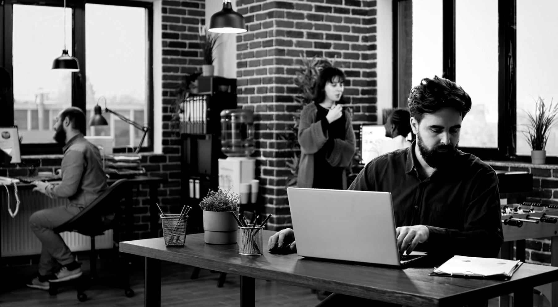 Diskusia o finančných rozhodnutiach medzi skupinou ľudí