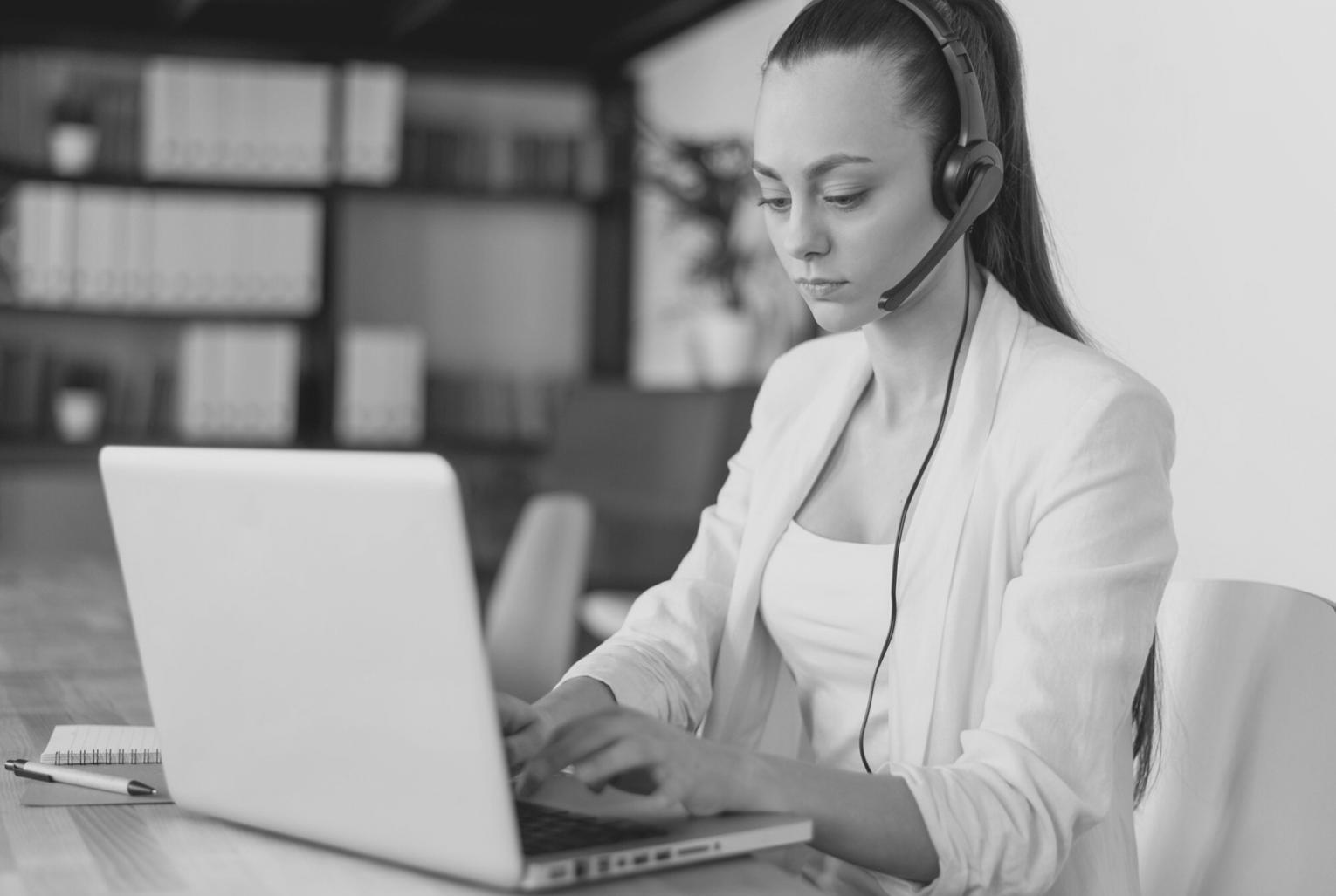 Konzultácia s finančným poradcom pri analýze dokumentov